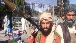 عکس دیدنی جمعی از طالبان سوار برموتور با ریش بلند و لباس پلیس راهنمایی و رانندگی+ عکس