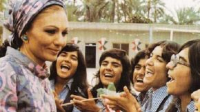 فرح پهلوی سوار بر موتور هوندا با کفش پاشنه بلند+ عکس