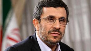 هدیه خاص و ویژه احمدی نژاد به آقای رئیس/ احمدی نژاد و آقای گرگلی دلی هدیه رد و بدل میکنند+ عکس