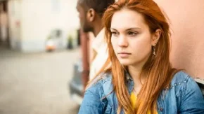 ویژگی‌ های شخصیت پارانوئید | نگرانی روانپزشکی از این نشانه های پارانویا / معیارهای اختلال شخصیت پارانوئید چه رفتارها و تفکراتی است؟ + فواید دانش درباره پارانویا