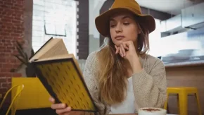 آیا شما مطالعه کتاب چاپی را به کتاب الکترونیکی ترجیح میدهید؟ / 8 ویژگی منحصر بفرد کسانی که عاشق خواندن کتاب هستند + آیا شما هم اینچنینی؟