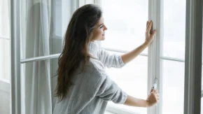 8 ویژگی منحصر بفرد کسانی که مدام پنجره اتاق شان را باز می کنند حتی در زمستان!