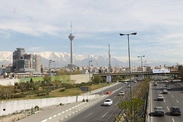 هوای تهران در آستانه پاکی قرار گرفت؛ وزش باد کیفیت هوا را بهبود داد / بهبود محسوس هوای پایتخت با وزش باد؛ تهران نفس راحتی کشید