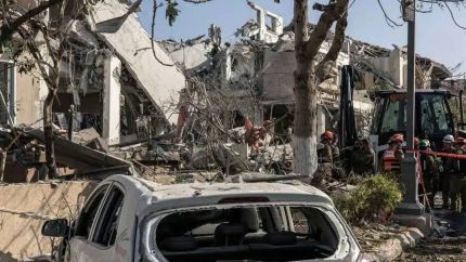پدافند غیرعامل در خودرو | هنگام حملات هوایی چه کنیم؟ + اینفوگرافیک / ایمنی با پناهگیری پایینتر از خط پنجره و فاصله ۱۵ متری از خودرو