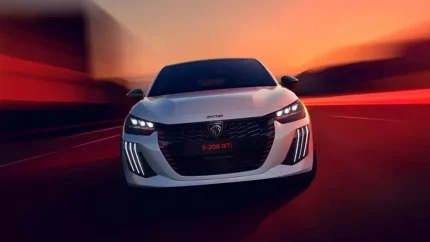 رونمایی از افسانه GTi در لباس برقی | پژو e-208 GTi با 281 اسب‌ بخار و شتاب 5.5 ثانیه معادلات را تغییر داد / رقیب سرسخت آبارت و آلفا با قیمت 42,900 یورو؛ دیفرانسیل مکانیکی و رینگ‌ های سوراخ‌ دار نوستالژیک + عکس