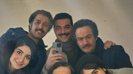 سلفی داغ بازیگران «کلاغ» در اتاق گریم منتشر شد؛ تصویری صمیمی از پشت‌صحنه پروژه‌ای که توجه کاربران را جلب کرد / جزئیات قاب تازه‌ای که در فضای مجازی وایرال شده و واکنش‌های زیادی به همراه داشته است