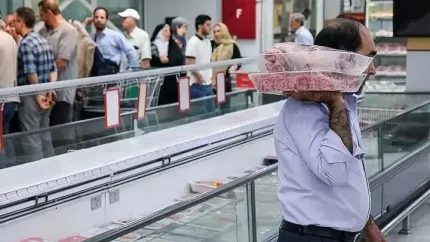 خبر مهم درباره قیمت گوشت و مرغ؛ جهاد کشاورزی از تداوم گرانی خبر داد / جهاد کشاورزی: کاهش قیمت گوشت و مرغ فعلاً در کار نیست؛ جزئیات تازه بازار