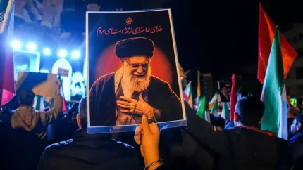 لحظه‌ی ورود پیکر آقای شهید ایران به مصلی