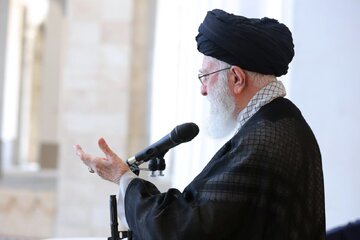 پیام رهبر شهید در قابی ماندگار | رسانه KHAMENEI.IR از مشت گره‌کرده شهید خامنه‌ای در لحظه عروج رونمایی کرد / دبیر شورای عالی امنیت ملی: این نماد ماندگار دکترین امنیت ملی ماست