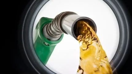 اصلاح قیمت بنزین به‌تنهایی کافی نیست؛ کارشناسان از راهکارهای مکمل برای مدیریت مصرف سوخت می‌گویند / مصرف بنزین با افزایش قیمت معجزه نمی‌شود؛ راهکارهای مؤثر برای کنترل مصرف چیست؟ / هشدار درباره سیاست‌های بنزینی؛ چرا راهکارهای قیمتی به‌تنهایی مصرف سوخت را کاهش نمی‌دهند؟
