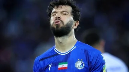 ملی‌ پوش استقلال همچنان در آمریکا ماندگار شد | رامین رضاییان در فرصت ۱۰ روزه تعطیلات به تهران برنگشت؛ دلیل اصلی کمردرد یا مذاکره با باشگاه‌ های خارجی؟ / غیبت از تمرینات آبی‌ پوشان در شرایط بحرانی نقل‌ و انتقالاتی