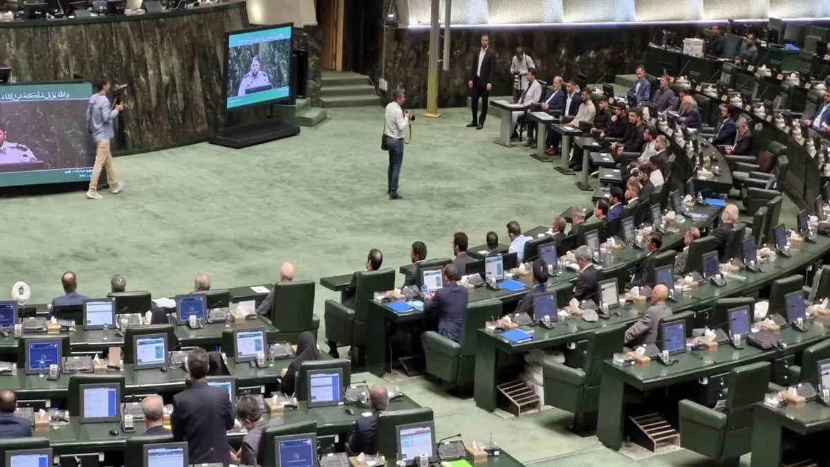 غیبت ۵۰ نماینده در جلسه مجازی مجلس خبرساز شد؛ چرا این تعداد در نشست آنلاین حضور نداشتند؟ / حاشیه تازه در مجلس؛ حتی در جلسه مجازی هم ۵۰ نماینده غایب بودند، جزئیات را بخوانید / غیبت گسترده در نشست مجازی مجلس؛ ۵۰ کرسی خالی خبرساز شد، ماجرای این غیبت‌ها چیست؟