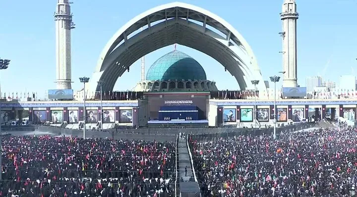 وداع تاریخی با پیکر رهبر شهید در مصلای تهران؛ سیل جمعیت از سراسر کشور تا شامگاه یکشنبه