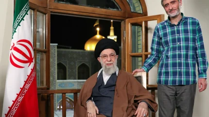 تصویری از شهید دکتر مصباح‌الهدی باقری در کنار رهبر شهید انقلاب اسلامی در حرم مطهر رضوی