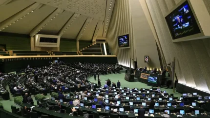 هشدار مهم درباره اقامت دائم؛ کدام شغل‌ها ممکن است برای دارندگان اقامت خارجی محدود شود؟ / اقامت دائم خارج از ایران و یک محدودیت جنجالی؛ ماجرای ممنوعیت برخی مشاغل برای ایرانیان چیست؟