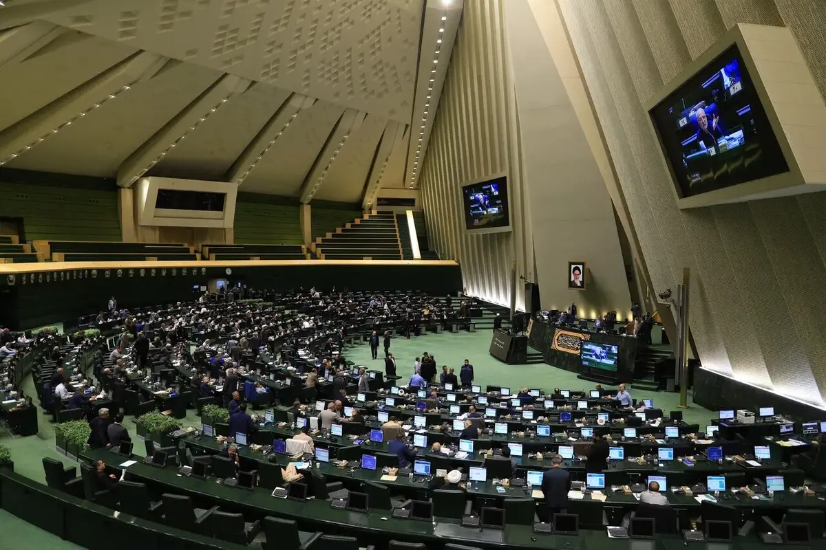 هشدار مهم درباره اقامت دائم؛ کدام شغل‌ها ممکن است برای دارندگان اقامت خارجی محدود شود؟ / اقامت دائم خارج از ایران و یک محدودیت جنجالی؛ ماجرای ممنوعیت برخی مشاغل برای ایرانیان چیست؟
