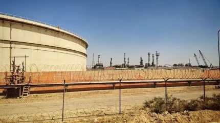 جزئیات فوری آتش‌سوزی پالایشگاه تهران | دود غلیظ جنوب پایتخت ناشی از حریق ۲ تانکر در محل بارگیری نفت سفید؛ حریق در کوتاه‌ترین زمان مهار شد / یک مصدوم سطحی؛ روابط عمومی پالایشگاه: تلفات جانی نداشت و تولید سوخت مختل نشد