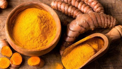 ۳ ماسک خانگی با زردچوبه برای پوست؛ از روشن شدن پوست تا کاهش التهاب + دستور تهیه و فواید