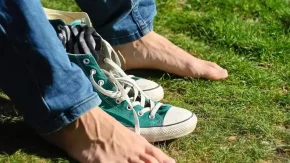مراقبت‌ های تابستانی از پا | تورم، قارچ و تاول در کمین؛ ۵ راهکار طلایی برای حفظ سلامت پاها در گرما / از خشکی و ترک پا تا آفتاب‌سوختگی؛ چطور از پاهای خود در تابستان مراقبت کنیم؟