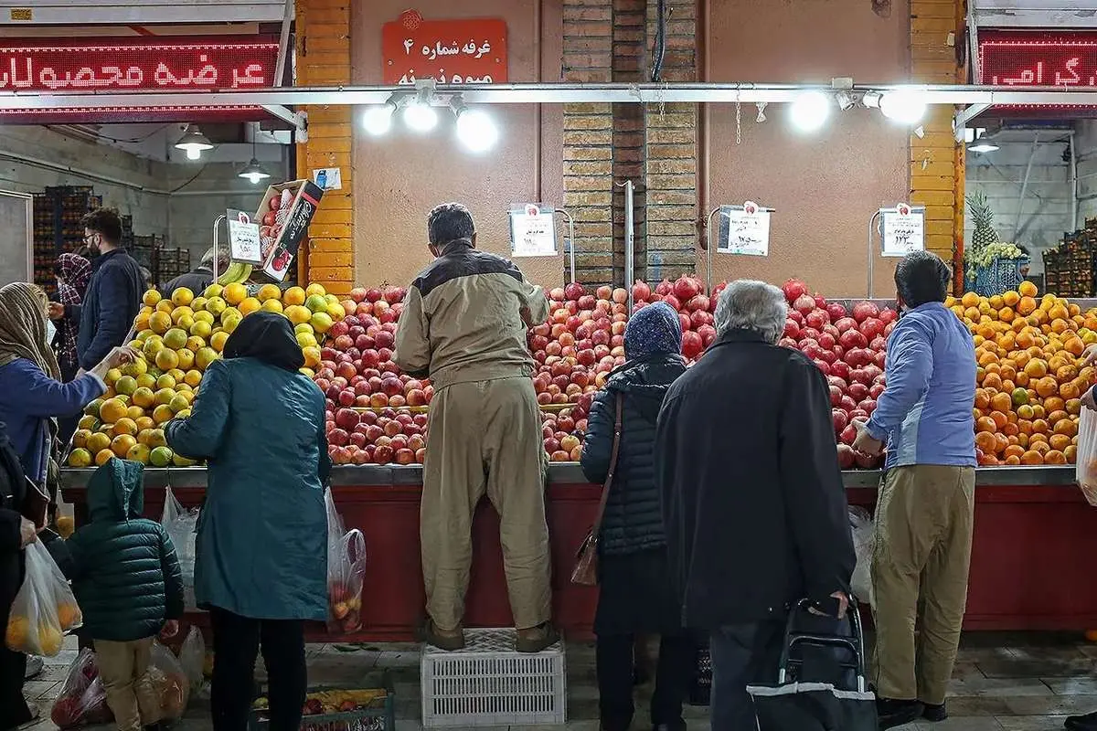 میادین میوه و تره بار چهارشنبه تعطیل شد؛ پنجشنبه از ساعت ۸ تا ۱۳ باز است / ساعت فعالیت میادین تره بار تهران در روزهای پایانی ماه صفر اعلام شد؛ چهارشنبه تعطیل، پنجشنبه نیمه وقت / برنامه کاری میادین میوه و تره بار در ۲۱ و ۲۲ مرداد؛ مردم برای خرید چه ساعتی مراجعه کنند؟