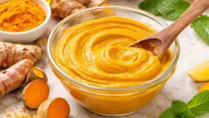 ۳ ماسک خانگی با زردچوبه برای پوستی شفاف و درخشان | خاصیت ضدالتهابی و لکه‌ بر؛ زردچوبه را با ماست، عسل یا آرد نخود ترکیب کنید / ماسک‌هایی ساده و مؤثر برای جوش، لک و روشن‌شدن پوست صورت؛ در خانه درست کنید و معجزه‌اش را ببینید