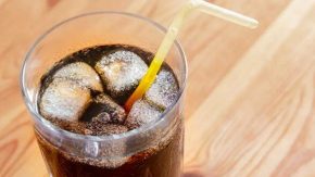 راز پنهان نوشابه رژیمی؛ نوشیدنی بدون قند چگونه ممکن است کبد را تحت‌تأثیر قرار دهد؟ / تصور اشتباه درباره نوشابه‌های رژیمی؛ پشت پرده عوارض مصرف روزانه این نوشیدنی محبوب / اگر هر روز نوشابه رژیمی می‌خورید بخوانید؛ زنگ خطر جدید برای سلامت کبد و بدن