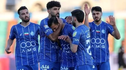 فهرست رسمی کاپیتان‌های استقلال اعلام شد؛ ترتیب بازوبند در فصل جدید / معمای کاپیتانی استقلال پایان یافت؛ رهبران جدید رختکن آبی‌ها معرفی شدند / استقلال از کاپیتان‌های فصل جدید رونمایی کرد؛ تصمیم مهم کادر فنی درباره بازوبند آبی‌ها