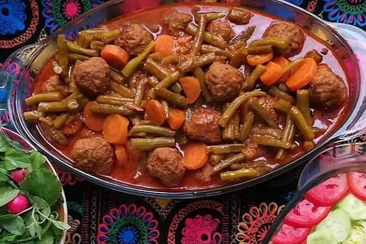 طرز تهیه خورش لوبیا سبز با کوفته قلقلی؛ یک غذای مجلسی و خوشمزه برای ناهار و شام / ترکیب تازه سبزیجات و کوفته‌های گوشتی در یک دیگ، عطر و طعمی بی‌نظیر