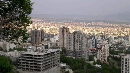 بازار مسکن تهران چندنرخی شد؛ چرا یک قیمت ثابت برای همه مناطق نمی‌توان تعیین کرد؟ / کاهش مقاومت فروشندگان؛ مالکان تهرانی برای معامله ملک انعطاف‌پذیرتر شدند