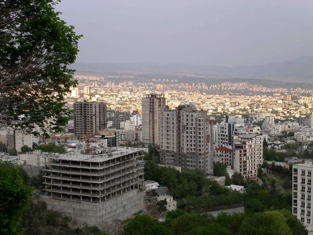 بازار مسکن تهران چندنرخی شد؛ چرا یک قیمت ثابت برای همه مناطق نمی‌توان تعیین کرد؟ / کاهش مقاومت فروشندگان؛ مالکان تهرانی برای معامله ملک انعطاف‌پذیرتر شدند
