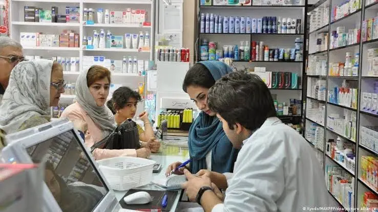 آموکسی‌سیلین ۹۰۰ هزار تومانی خبرساز شد / اعتراض به جهش قیمت داروی پرمصرف / هزینه درمان دوباره زیر ذره‌بین رفت