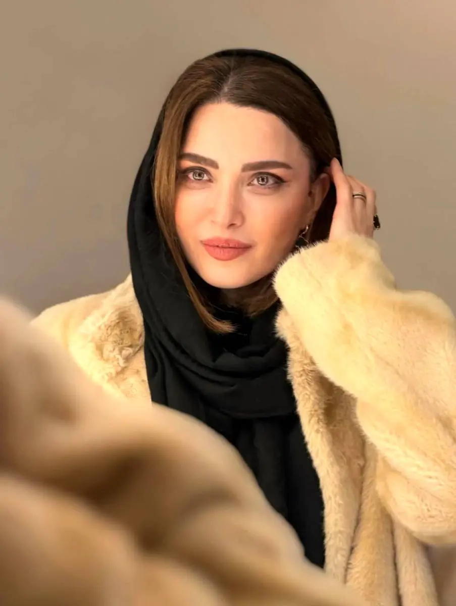 رونمایی بهنوش طباطبایی از هدیه‌ای مرموز و عاشقانه / یک گل زیبا و یک جمله شاعرانه حسابی خبرساز شد / ماجرای استوری جدید بازیگر 