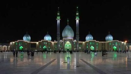 فاصله حرم حضرت معصومه تا مسجد جمکران حدود ۶ تا ۸ کیلومتر است؛ راهپیمایی‌های دسته‌جمعی در بلوار پیامبر اعظم (ص) برگزار می‌شود