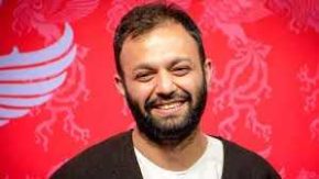 انتشار تصاویری از صابر ابر با پوششی متفاوت، بار دیگر توجه کاربران شبکه‌های اجتماعی و علاقه‌مندان مد و هنر را به سبک شخصی این بازیگر جلب کرد.