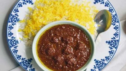 طرز تهیه فسنجون با گوشت قلقلی مجلسی؛ ترکیبی از طعم ترش و شیرین گردو با کوفته‌های لطیف