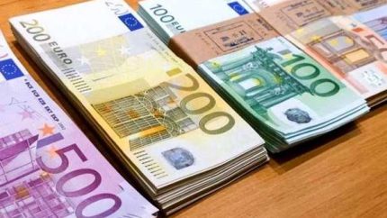 اخبار فوری بازار ارز و طلا امروز پنجشنبه ۱۵ مرداد | قیمت یورو در بازار آزاد کاهش یافت؛ ۲۱۶,۲۰۰ تا ۲۱۷,۳۰۰ تومان / نوسان محدود یورو در سایه کاهش دلار؛ قیمت خرید ۲۱۴,۰۰۰ تومان؛ هر پوند ۲۵۳,۱۵۰ تومان و درهم ۵۰,۹۹۱ تومان