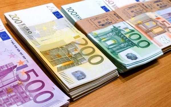 اخبار فوری بازار ارز و طلا امروز پنجشنبه ۱۵ مرداد | قیمت یورو در بازار آزاد کاهش یافت؛ ۲۱۶,۲۰۰ تا ۲۱۷,۳۰۰ تومان / نوسان محدود یورو در سایه کاهش دلار؛ قیمت خرید ۲۱۴,۰۰۰ تومان؛ هر پوند ۲۵۳,۱۵۰ تومان و درهم ۵۰,۹۹۱ تومان