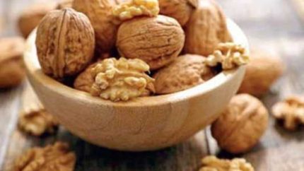 نگهداری گردو در یخچال یا فریزر؟ جدول مقایسه ماندگاری و کیفیت / فریزر یک سال طعم تازه را حفظ می‌کند، یخچال ۶ ماه؛ مغز گردو در یخچال حساس‌ تر است