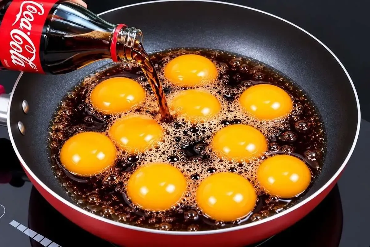 خبر فوری آشپزی | طرز تهیه صبحانه متفاوت با تخم مرغ و نوشابه / پنکیک پفکی با کوکاکولا و تخم مرغ آب پز رنگی با سس سویا و نوشابه / نکته مهم: مصرف نوشابه همراه با تخم مرغ به چربی سوزی بدن آسیب می زند