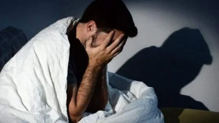 ۵ علامت صبحگاهی که نباید نادیده بگیرید؛ از خشکی دهان تا تپش قلب و خستگی شدید