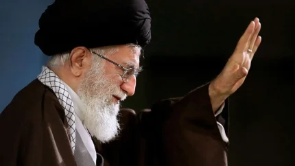 اخبار فوری تاریخ و سیاست | ماجرای تنها قاب عکس موجود در دفتر کار رهبر شهید انقلاب اسلامی فاش شد / عضو دفتر حفظ و نشر آثار : تصویر آیت الله سید عبدالحسین لاری که رهبری معنوی قیام رئیسعلی دلواری را بر عهده داشت، تنها عکس موجود در این دفتر بود