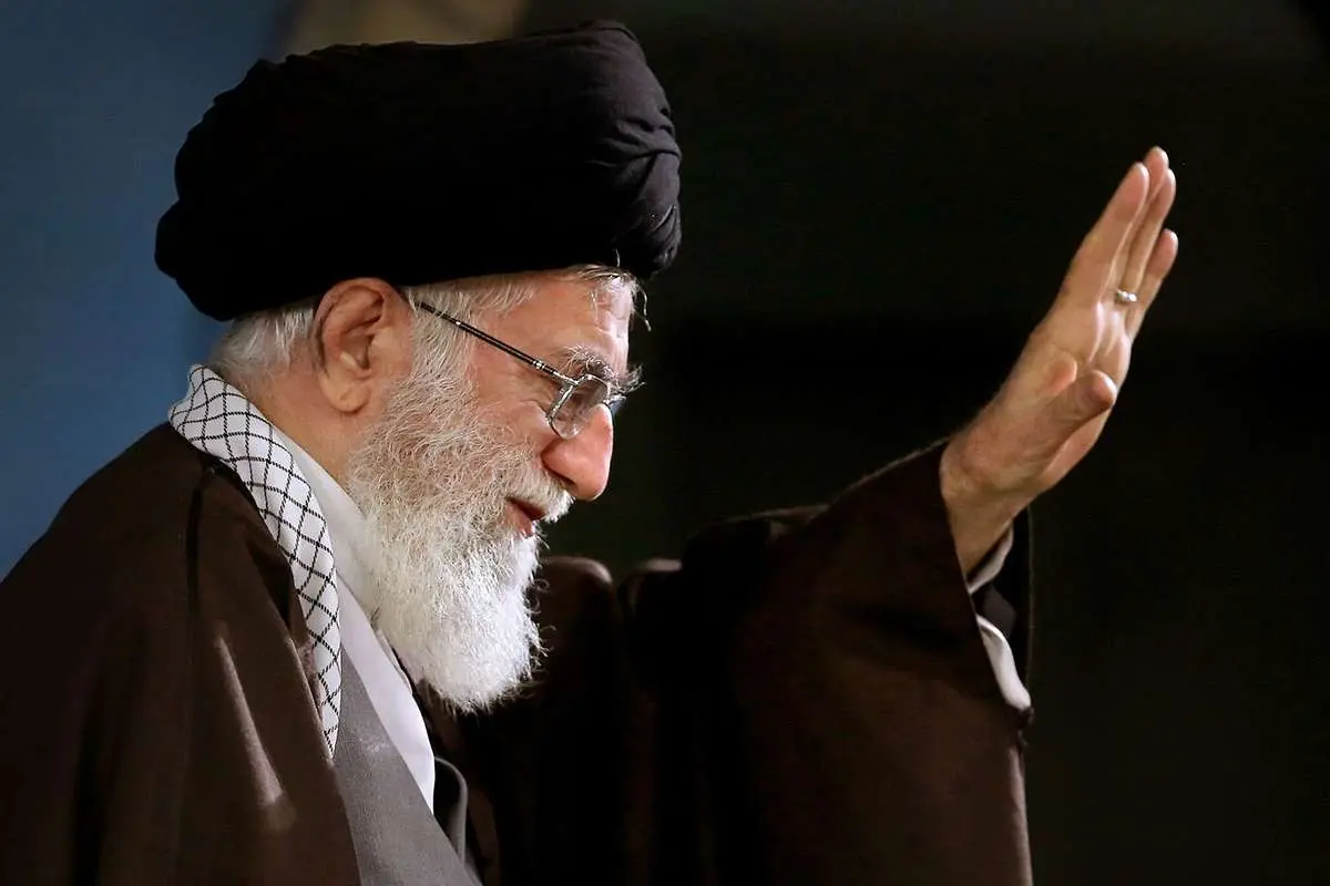 اخبار فوری تاریخ و سیاست | ماجرای تنها قاب عکس موجود در دفتر کار رهبر شهید انقلاب اسلامی فاش شد / عضو دفتر حفظ و نشر آثار : تصویر آیت الله سید عبدالحسین لاری که رهبری معنوی قیام رئیسعلی دلواری را بر عهده داشت، تنها عکس موجود در این دفتر بود