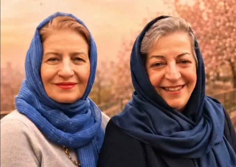خبر داغ هنرمندان | رمزگشایی از دلیل تذکر احترام برومند به لیلی رشیدی؛ انتشار ویدیوی قدیمی از خواهر احترام برومند، حساسیت قدیمی این خانواده را به نحوه نشستن فاش کرد / مرضیه برومند: خواهرم همیشه به ما می‌گفت پا روی پا نندازید؛ تذکر احترام به لیلی رشیدی ریشه در یک باور دیرینه دارد