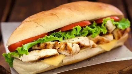 طرز تهیه ران مرغ با سیب زمینی و پنیر موزارلا؛ غذای خوشمزه و مجلسی برای شام