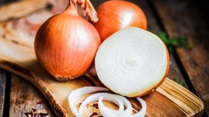 طرز تهیه پیاز چیپسی و کاراملی؛ آموزش پیاز داغ ترد و خوش‌رنگ در خانه