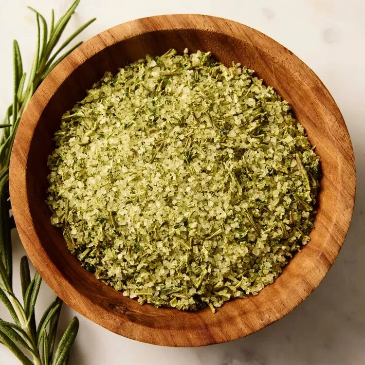 آموزش آشپزی خانگی | طرز تهیه نمک سبزیجات خانگی؛ یک چاشنی معطر برای طعم بهتر غذاها / ترکیب جعفری، رزماری و مریم‌گلی با نمک دریا؛ جایگزین سالم برای نمک‌های فرآوری‌شده