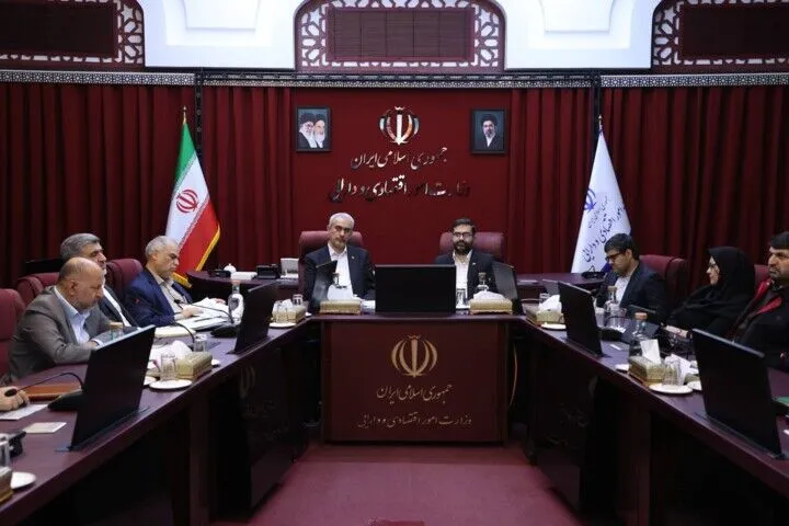 انرژی | راهکارهای بهینه‌سازی مصرف و توزیع عادلانه یارانه‌های انرژی بررسی شد / نشست مشترک وزیر اقتصاد و رئیس سازمان بهینه‌سازی انرژی / تأکید بر استفاده از ظرفیت بازار سرمایه و نظام بانکی